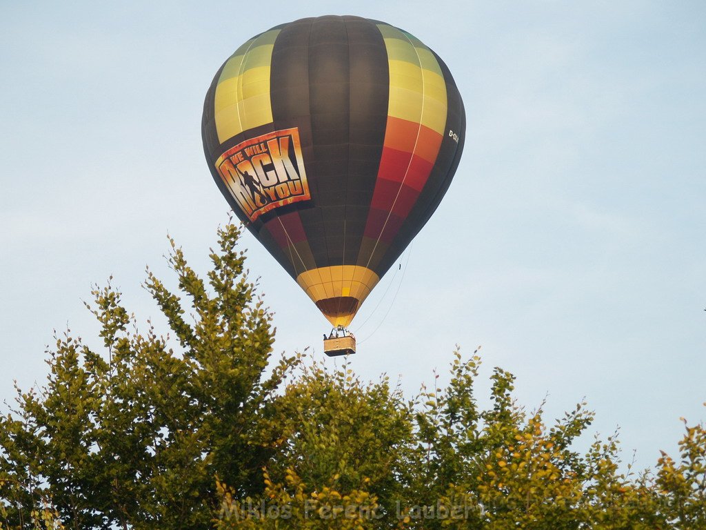 Heissluftballon im vorbei fahren  P15.JPG